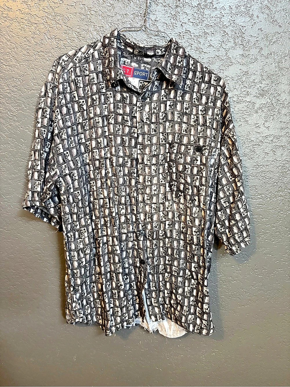 G.T. Sport Men's Geometric Button-Down Shirt Size Medium